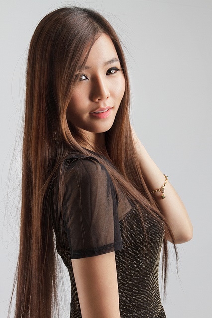 Schöne Koreanerin mit langen, dunklen Haaren