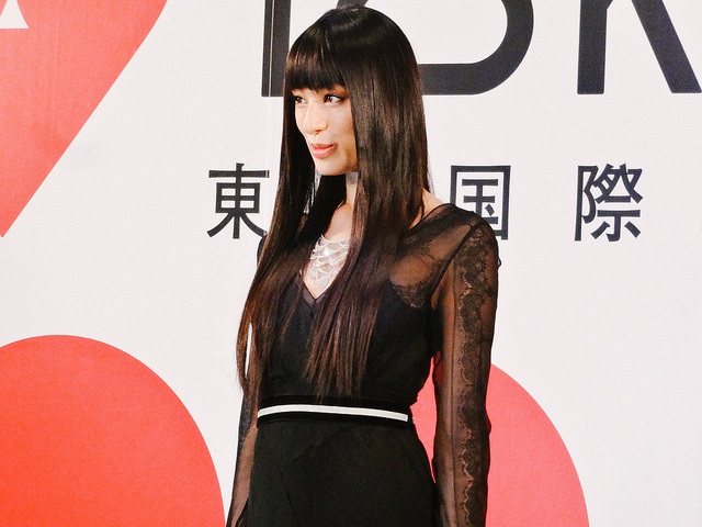 Die bezaubernde japanische Schauspielerin Chiaki Kuriyama in elegantem Kleid