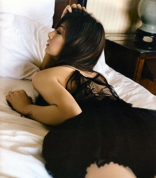 Keiko Kitagawa auf dem Bett liegend