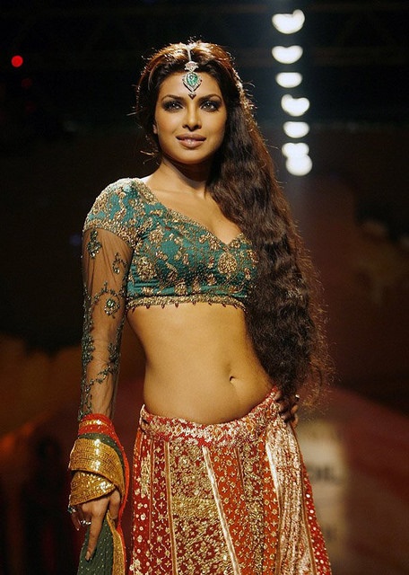 Die bezaubernde indische Schauspielerin Priyanka Chopra in traditioneller indischer Kleidung