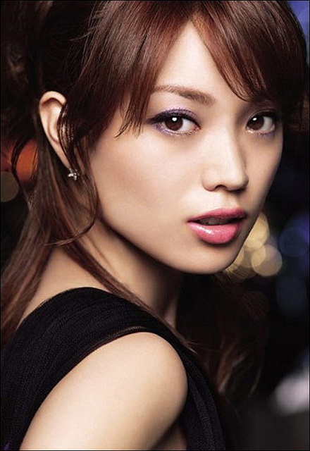 Das süße japanische Top-Model Yuri Ebihara mit sexy Blick