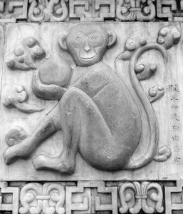 Das Tierkreiszeichen Affe auf einer Täfelung